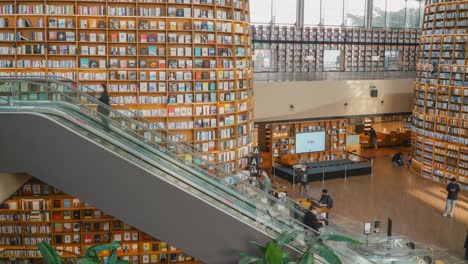 La-Biblioteca-Starfield-En-El-Centro-Comercial-Coex-En-Seúl,-Corea-Del-Sur-Y-Tráfico-Peatonal---Lapso-De-Tiempo-De-La-Escalera-Mecánica-Y-La-Entrada