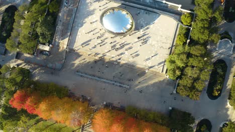 Zeitlaspe-Aus-Der-Luft-Von-Oben-Nach-Unten-über-Dem-Millennium-Park-Im-Herbst