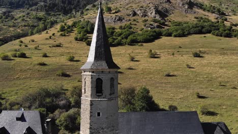 Antenne:-Alter-Glockenturm-Des-Schreins-In-Den-Pyrenäen