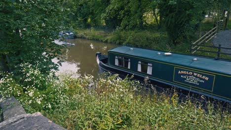 Kanal-Freizeit-Narrowboat-Lastkahn,-Der-Durch-Eine-Reihe-Von-Schleusen-Auf-Dem-Shropshire-Union-Kanal-Navigiert