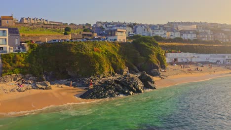 Familia-Pasando-Tiempo-El-Fin-De-Semana-En-Shores-Of-Marazion-Flying-Drone