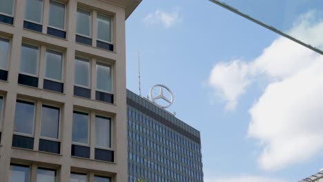 Establishing-shot-of-Mercedes-Benz-headquarter-building-in-Berlin,-Germany