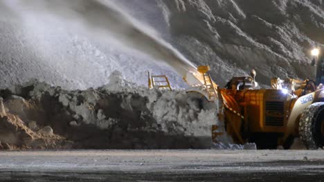 Gelber-Bagger-Entfernt-Schnee,-Schneefräse-Räumt-Schnee-Und-Wirft-Ihn-Auf-Den-Großen-Haufen