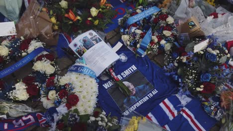 Primer-Plano-De-Los-Tributos-En-El-Estadio-Ibrox-Para-El-Ex-Entrenador-De-Scotland,-Rangers-Y-Everton,-Walter-Smith