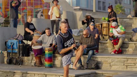 Hippie-Tocando-La-Pandereta-En-Un-Círculo-De-Tambores-En-Huntington-Beach,-California