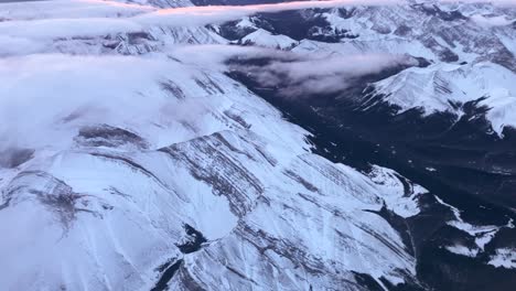 Schwebend-über-Kanadischen-Felsigen-Berggipfeln