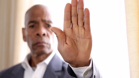 Hombre-Negro-Levantando-La-Mano-Diciendo-Detener-El-Racismo-Sobre-Fondo-Blanco-Material-De-Archivo-De-Video