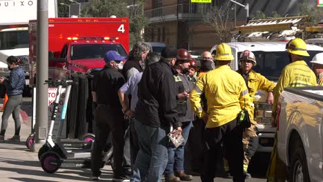 Los-Bomberos-Hablan-Con-Los-Trabajadores-En-Una-Escena