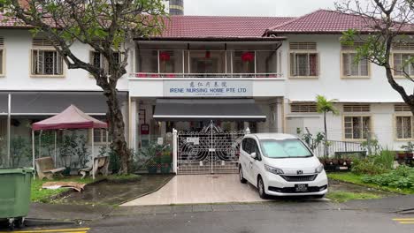 Vista-Frontal-Exterior-Del-Hogar-De-Ancianos-Irene-En-Jln-Ampas,-Balestier