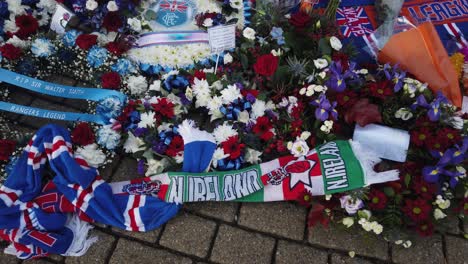 Fußballfans-Hinterlassen-Den-Rangern-Und-Der-Schottischen-Legende-Walter-Smith-Ihre-Hommage