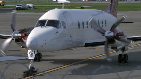 Beechcraft-Beech-1900-Avión-De-Cercanías-En-El-Stand-Apagando-Motores