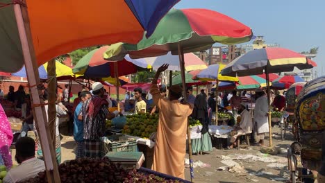 Slow-pan-left-of-slow-marketplace-in-india