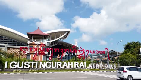 Der-Eingang-Der-Beschilderung-Des-Internationalen-Flughafens-Ngurah-Rai-Wird-Nach-Der-Covid-19-Pandemie-Wiedereröffnet,-Um-Den-Internationalen-Flug-Und-Internationale-Touristen-Mit-Einer-Autoüberfahrt-Wieder-Aufzunehmen