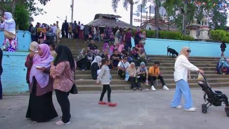 Video-Estático-En-Las-Calles-Del-Mercado-Tailandés-De-Klong-Hae-De-Mucha-Gente-Y-Familias-Paseando-Tranquilamente