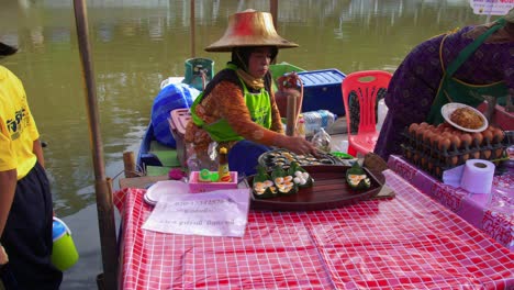 Berufstätige-Frau,-Die-Kleine-Wachteleier-An-Einem-örtlichen-Straßenstand-Auf-Einem-Thailändischen-Outdoor-Markt-Verkauft