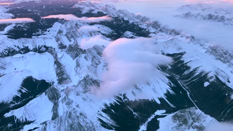 Luftaufnahme-Der-Schneebedeckten-Rocky-Mountains-In-Kanada