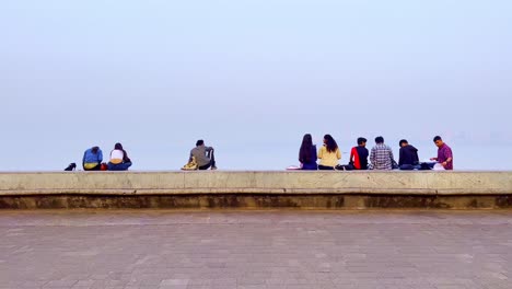 Una-Foto-De-Gente-Relajándose-En-La-Playa-En-Mumbai