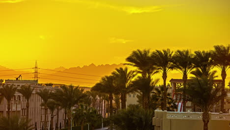 Lapso-De-Tiempo-Dorado-Del-Atardecer-Sobre-Un-Hotel-Y-Resort-En-Hurghada,-Egipto