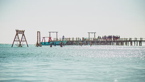 Leute-Steigen-In-Tourboote-Auf-Dem-Dock-In-Orange-Bay-In-Hurghada,-ägypten---Silhouettenzeitraffer
