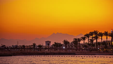 Sonnenuntergang-Im-Zeitraffer-In-Einem-Resort-Und-Hotel-Am-Roten-Meer