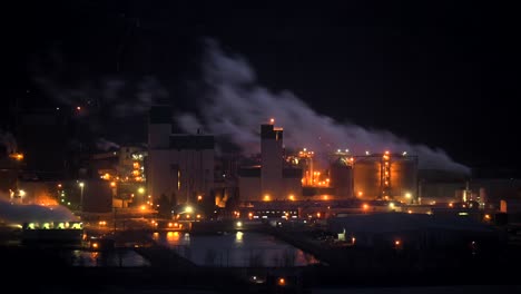 Vista-Nocturna-De-Las-Emisiones-De-Chimeneas-En-La-Planta-De-Celulosa-Kamloops-En-Columbia-Británica,-Canadá