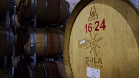 Una-Foto-De-Una-Barrica-De-Vino-En-La-Bodega-De-Almacenamiento-De-Vino-Sula