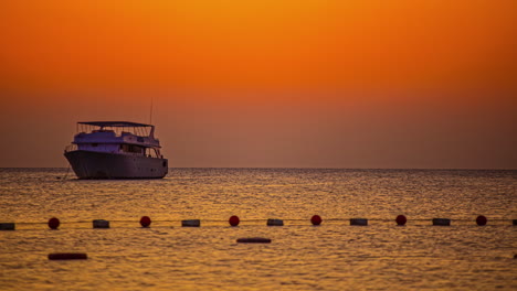Boot-Verankert-Im-Roten-Meer-Bei-Sonnenaufgang---Zeitraffer-Der-Goldenen-Morgendämmerung