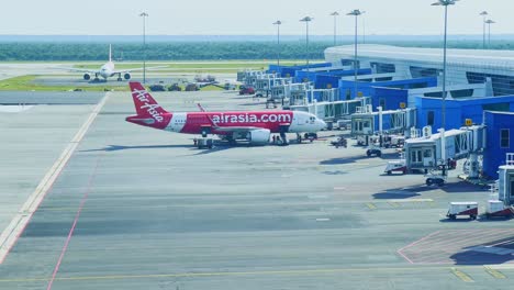 Eine-Statische-Aufnahme-Eines-Air-Asia-fluges,-Der-Am-Flughafen-In-Malaysia-Geparkt-Ist