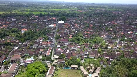 Maravillosa-Vista-Aérea-Vuelo-Asiático-Fuertemente-Construido-Pueblo-Cabaña-De-Bambú-Hotel-Resort-Agradable-Piscina-Bali,-Ubud-Primavera-2017