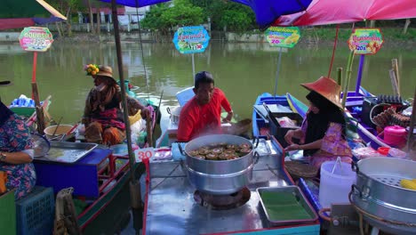 Verschiedene-Asiatische-Lokale-Verkäufer,-Die-Straßenessen-Auf-Dem-Thailändischen-Schwimmenden-Markt-Verkaufen