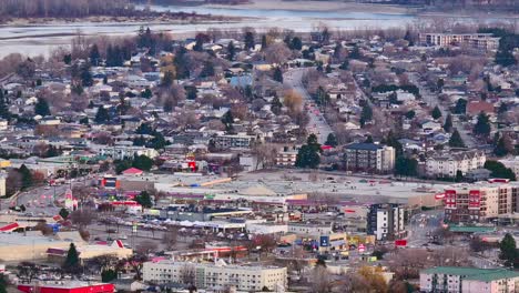 Zoomaufnahme-Der-Nordküste-In-Kamloops-Während-Des-Sonnenuntergangs