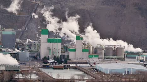 Zoomaufnahme-Der-Zellstofffabrik-Kamloops,-Die-Rauch-über-Dem-Thompson-River-In-British-Columbia,-Kanada,-Ausstößt