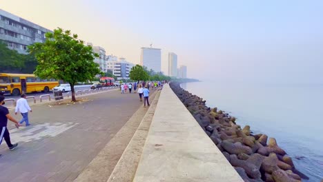 Una-Vista-De-Una-Playa-Donde-Se-Ve-A-Mucha-Gente-Deambulando-Y-Relajándose