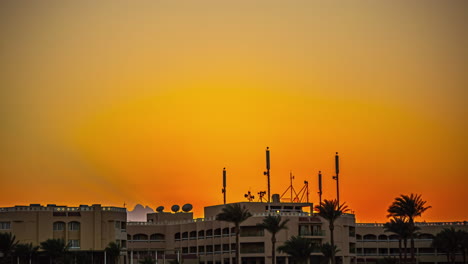 Goldener-Himmel-Bei-Sonnenuntergang-Im-Beach-Albatros-Resort-In-Hurghada,-ägypten