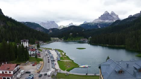 Cars-Driving-In-The-Road-Along-The-Lake-Misurina-In-Belluno,-Italy
