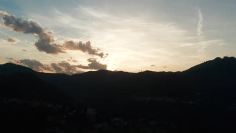 Luftdrohnenaufnahmen-Der-Silhouette-Des-Bergrückens-Gegen-Den-Sonnenuntergang