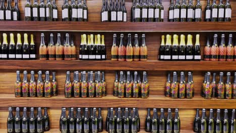 Una-Toma-Estática-De-Diferentes-Tipos-De-Botellas-De-Vino-Exhibidas-En-La-Tienda-En-Mumbai