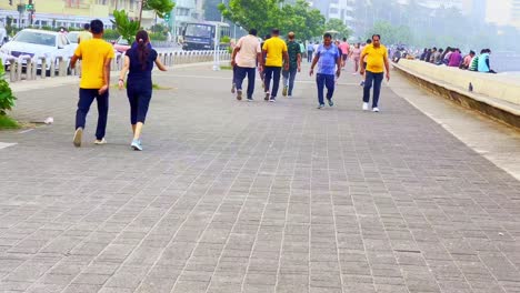 Eine-Aufnahme-Von-Menschen,-Die-Am-Strand-In-Mumbai-Spazieren-Gehen