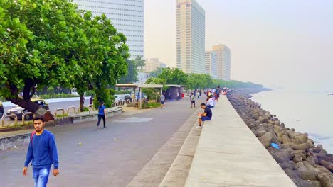 Blick-Auf-Menschen,-Die-Tagsüber-Auf-Der-Beach-Road-In-Mumbai-Unterwegs-Sind