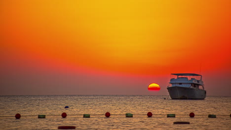 Goldener-Sonnenaufgang-Im-Zeitraffer-über-Einer-Am-Roten-Meer-Verankerten-Yacht