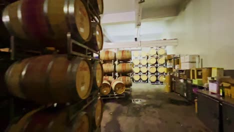 Una-Toma-Gimble-De-Muchas-Filas-De-Toneles-De-Madera-Llenos-De-Vino-Que-Recubren-Los-Sótanos-De-La-Bodega