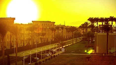 Brillante,-Llameante-Lapso-De-Tiempo-De-La-Puesta-Del-Sol-Sobre-El-Resort-De-Albatros-De-La-Playa-De-Hurghada,-Egipto