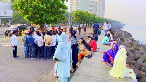 Un-Grupo-De-Personas-Discutiendo-Cerca-De-La-Playa-En-Mumbai