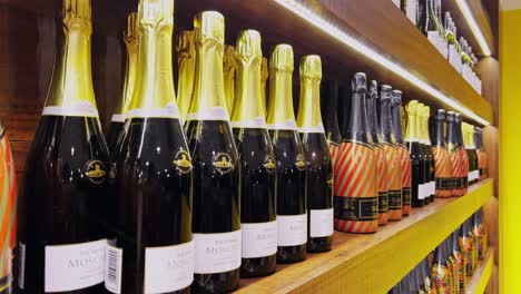 Una-Foto-De-Botellas-De-Vino-Bellamente-Arregladas-En-Una-Tienda-Sula-Mumbai