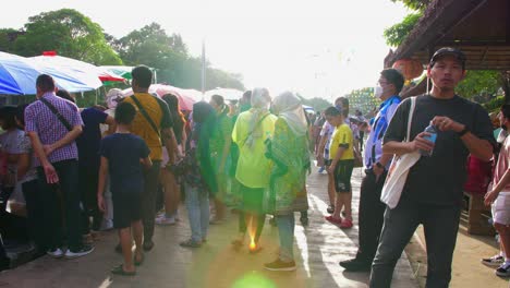 Statische-Ansicht-In-Echtzeit-Von-Vielen-Einheimischen-Jeden-Alters,-Die-Durch-Einen-Thailändischen-Markt-Auf-Der-Straße-Schlendern