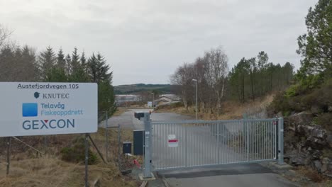 Puerta-De-Entrada-Y-Señal-Del-Sitio-De-Pruebas-De-Explosión-De-Gexcon-Y-Granjas-De-Peces-Telavag-En-Steinsland-En-Sotra-Noruega