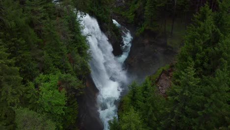 Luftaufnahme-Der-Mächtigen-Kaskadierenden-Alpinen-Wasserfälle-Von-Riva-In-Den-Dolomiten