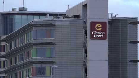 Clarion-Airport-Hotel-En-Flesland-Bergen,-Noruega:-Avance-Lento-Hacia-El-Edificio-Del-Hotel-Con-El-Logotipo