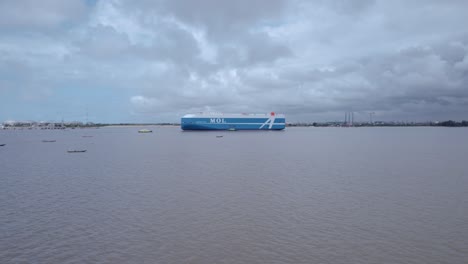 Isla-Victoria,-Lagos,-Nigeria---20-2022-De-Diciembre:-Buque-De-Carga-En-El-Canal-Commodore