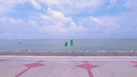 Victoria-Island,-Lagos,-Nigeria---1.-Oktober-2022:-Nigerias-Flagge-Weht-Am-Unabhängigkeitstag-Im-Wind